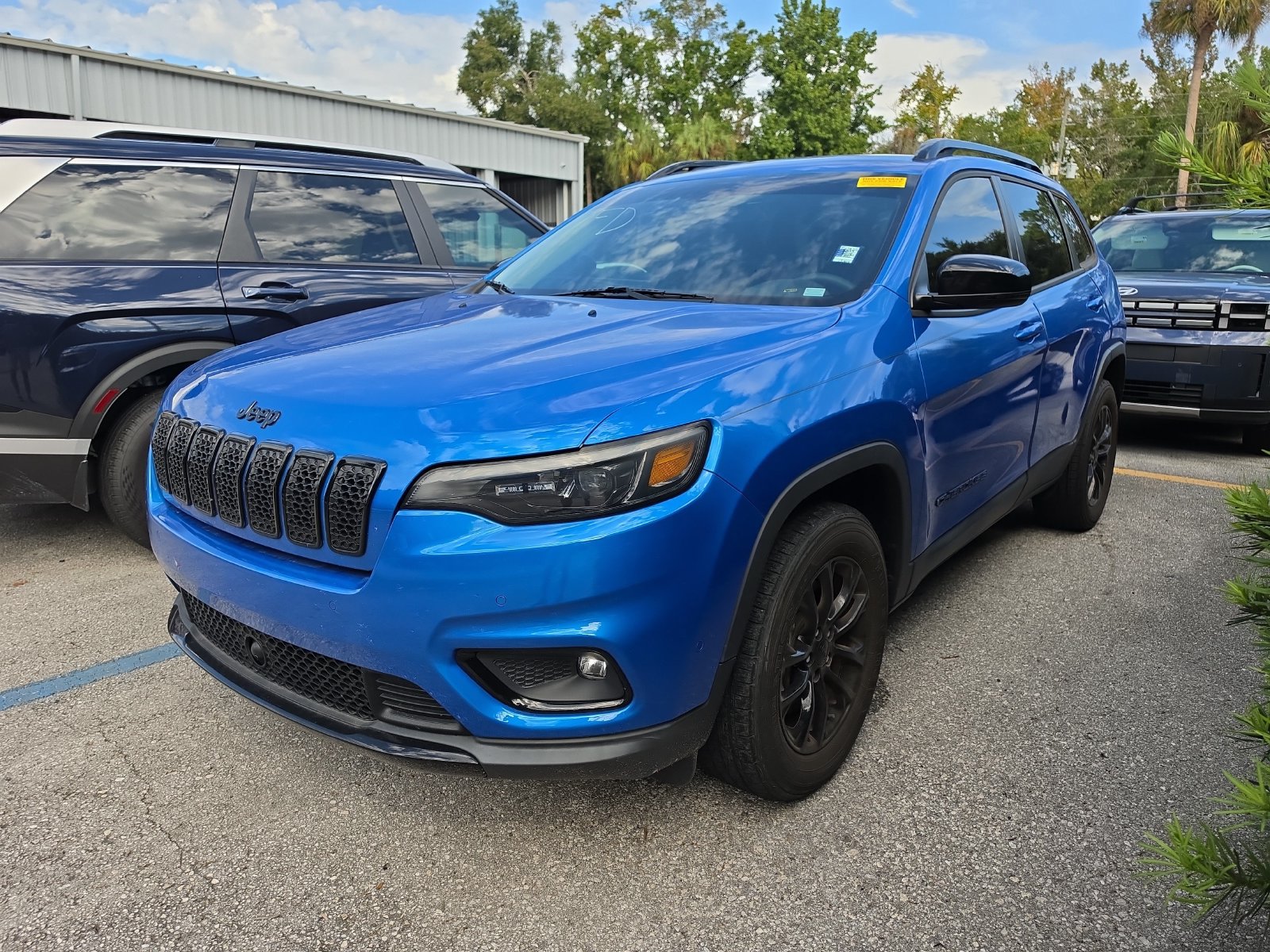 Used 2023 Jeep Cherokee Altitude Lux AWD/4WD image 7