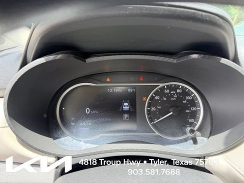 Used 2022 Nissan Versa SV FWD image 15