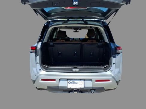 Certified 2025 Nissan Pathfinder Platinum AWD/4WD image 9