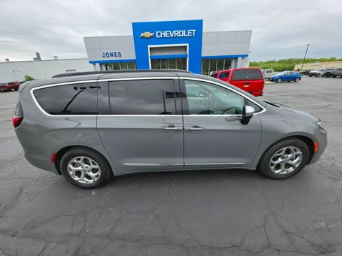 Used 2023 Chrysler Pacifica Limited FWD image 6