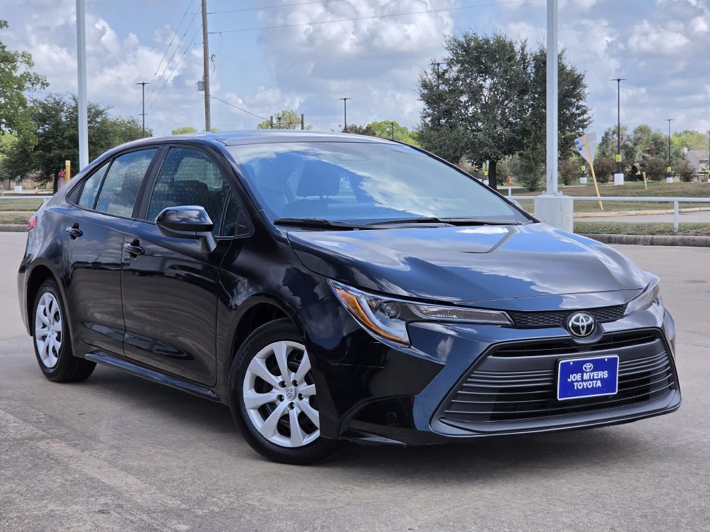 Used 2025 Toyota Corolla LE FWD image 2