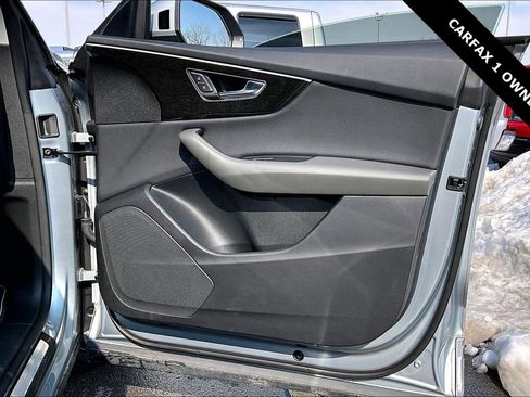 Used 2025 Audi Q8 Premium image 27