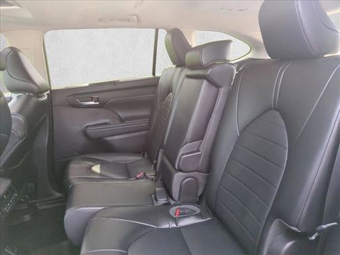 Used 2022 Toyota Highlander XLE image 20