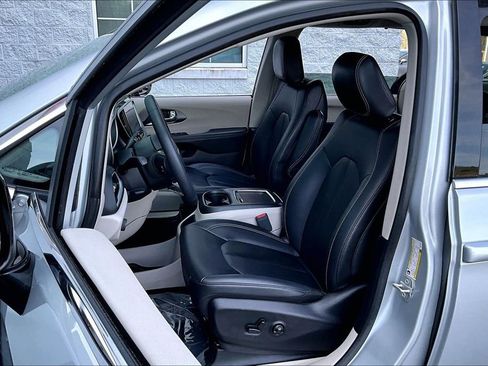 Used 2024 Chrysler Pacifica Touring-L image 18