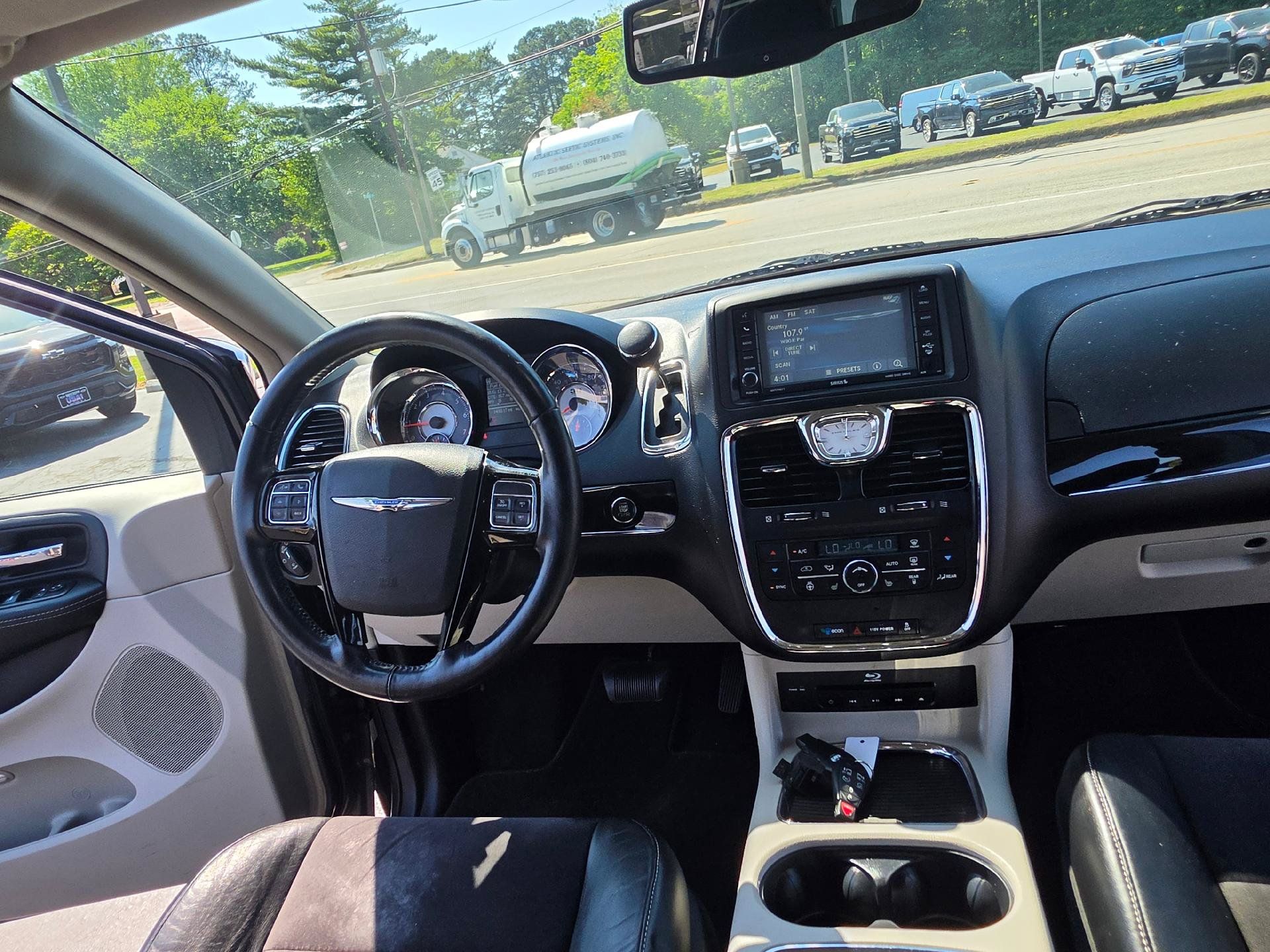 Used 2014 Chrysler Town & Country Touring-L FWD image 15