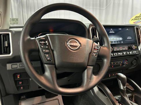 Used 2025 Nissan Frontier SV RWD image 13