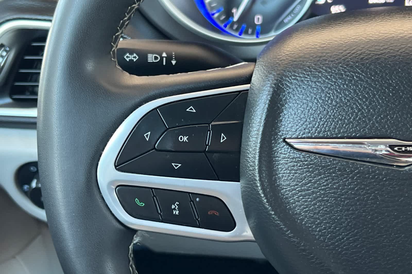 Used 2024 Chrysler Pacifica Touring-L FWD image 27