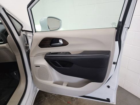 Used 2022 Chrysler Pacifica Limited FWD image 35
