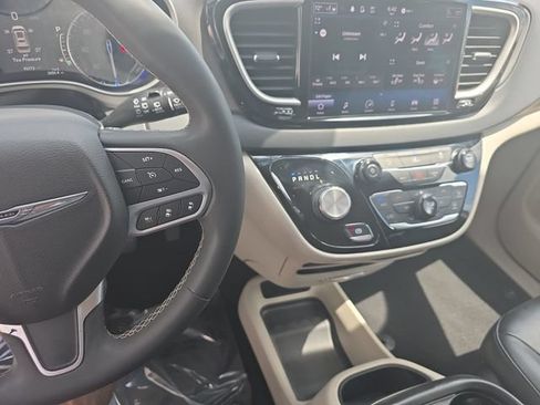 Used 2022 Chrysler Pacifica Touring-L FWD image 26