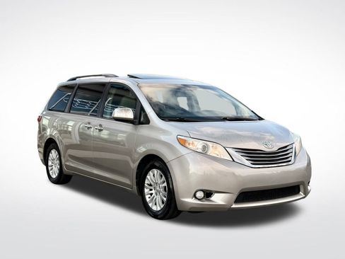 Used 2017 Toyota Sienna XLE Premium image 3