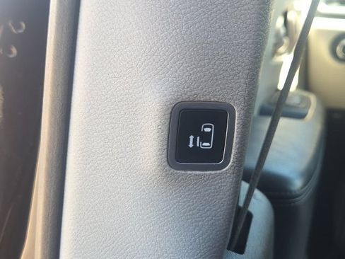 Used 2017 Chrysler Pacifica Limited w/ UConnect Theater Package FWD image 22