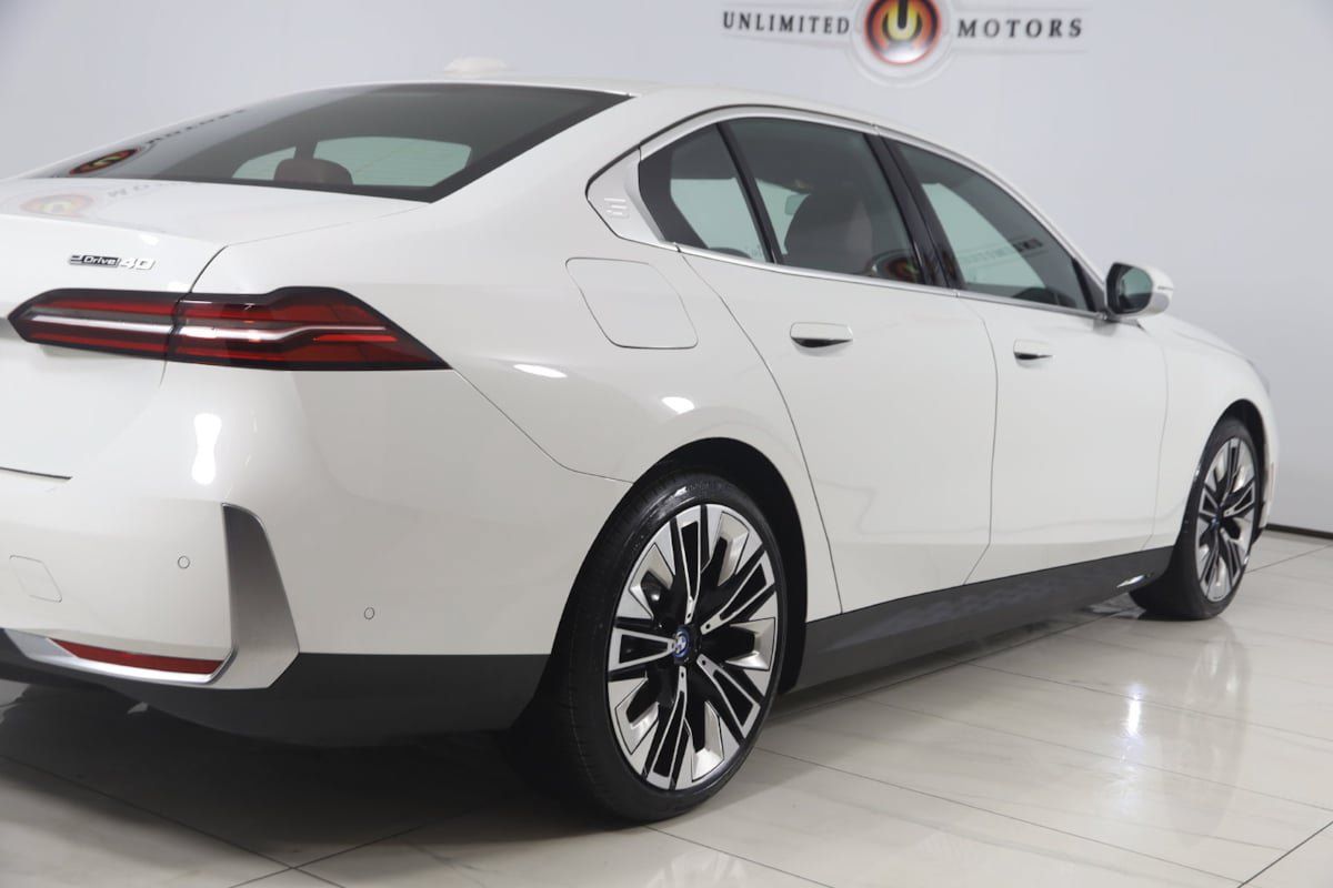 Used 2024 BMW i5 eDrive40i w/ Convenience Package RWD image 40