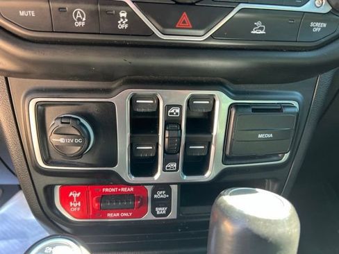 Used 2022 Jeep Gladiator Rubicon w/ Cold Weather Group AWD/4WD image 23