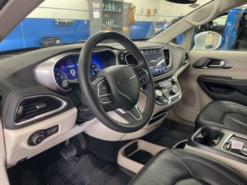 Used 2022 Chrysler Pacifica Touring-L FWD image 16