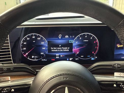 Used 2024 Mercedes-Benz GLS 450 4MATIC image 32