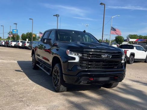 Used 2025 Chevrolet Silverado 1500 LT Trail Boss w/ LT Trail Boss Premium Package AWD/4WD image 3