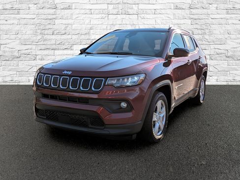 Used 2022 Jeep Compass Latitude image 2