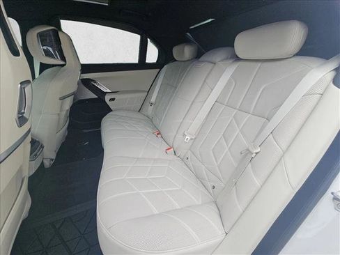 Used 2025 BMW 760i xDrive w/ Executive Package AWD/4WD image 17