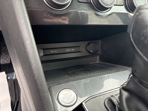 Used 2021 Volkswagen Tiguan SE image 19