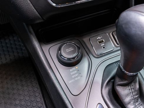 Used 2019 Jeep Cherokee Latitude Plus w/ Cold Weather Group image 22