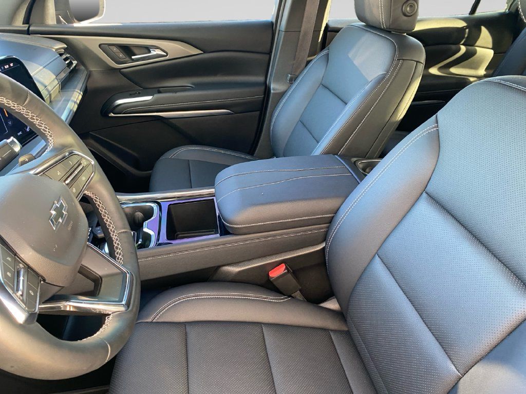 Used 2026 Chevrolet Traverse LT w/ Midnight/Sport Edition AWD/4WD image 12