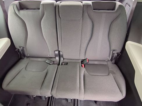 Used 2022 Kia Carnival LX image 28