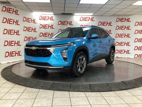 Used 2025 Chevrolet Trax LT w/ LT Convenience Package FWD image 3