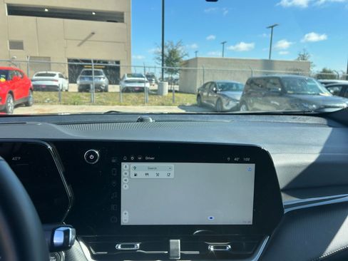 Used 2025 Chevrolet Equinox LT image 17