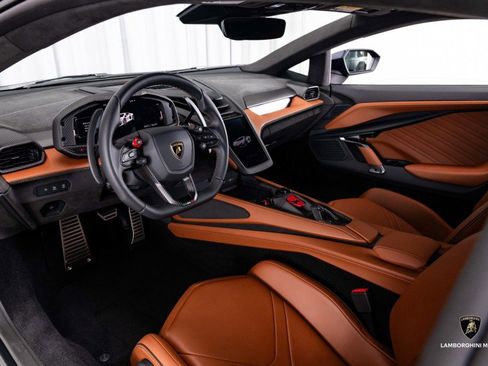 Used 2025 Lamborghini Revuelto image 35