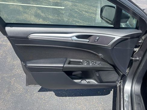 Used 2019 Ford Fusion SE FWD image 9