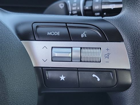 Certified 2025 Hyundai Tucson SE FWD image 9