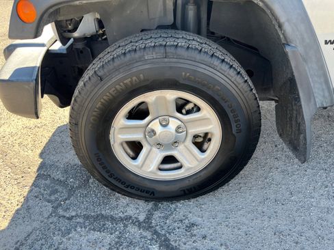 Used 2017 Jeep Wrangler Unlimited Sport w/ Max Tow Package image 25