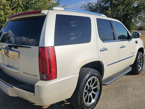Used 2009 Cadillac Escalade AWD image 3