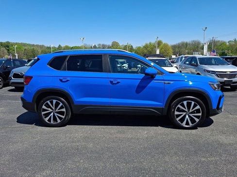 Certified 2023 Volkswagen Taos SE w/ Panoramic Sunroof Package AWD/4WD image 9
