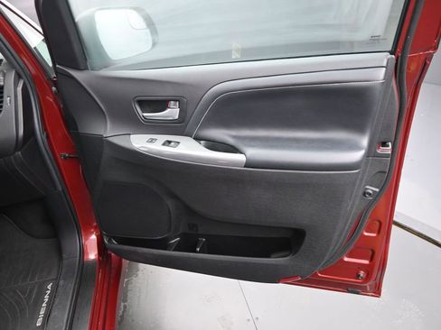 Used 2015 Toyota Sienna SE image 23