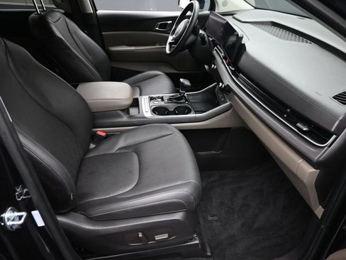 Used 2025 Kia Carnival EX FWD image 9