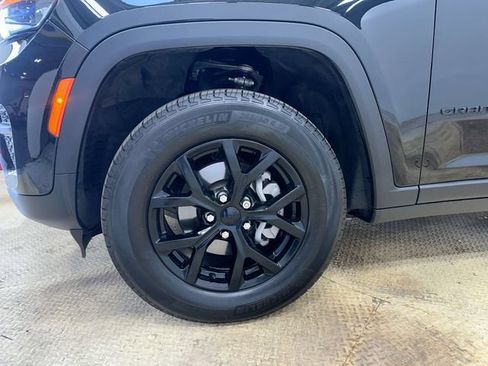 Used 2025 Jeep Grand Cherokee Altitude AWD/4WD image 20