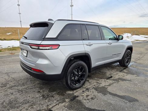 New 2025 Jeep Grand Cherokee Altitude image 3