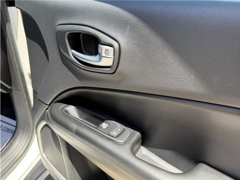 Used 2019 Jeep Compass Latitude FWD image 32