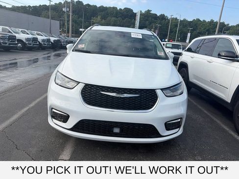 Used 2022 Chrysler Pacifica Touring-L FWD image 2