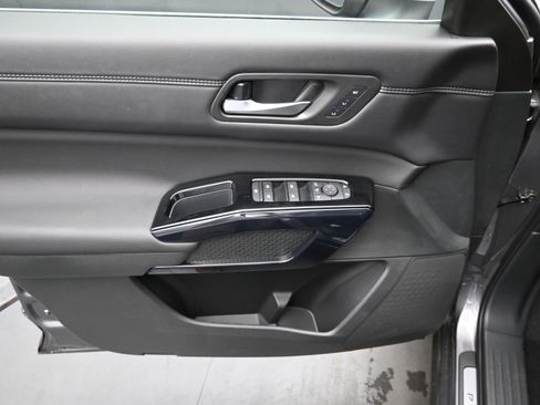 New 2026 Nissan Pathfinder Platinum FWD image 11