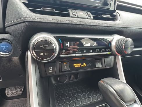 Used 2021 Toyota RAV4 XLE Premium image 16