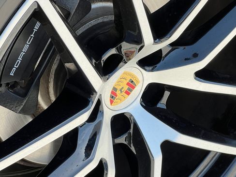 Certified 2025 Porsche Macan AWD/4WD image 16