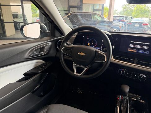 Used 2025 Chevrolet Trax LT w/ LT Convenience Package FWD image 29