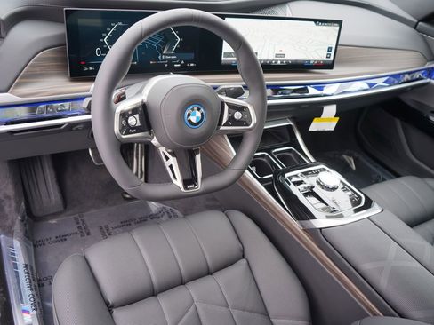Used 2025 BMW i7 xDrive60 AWD/4WD image 13