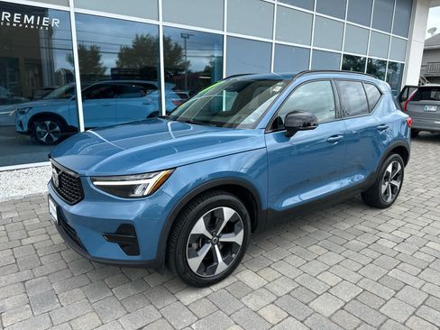 Used 2024 Volvo XC40 B5 Core w/ Protection Package Premier AWD/4WD image 4
