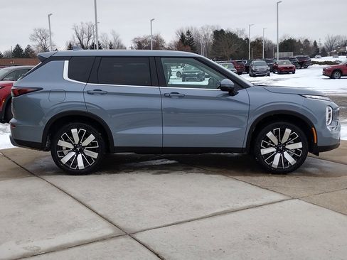 New 2026 Mitsubishi Outlander SE image 13