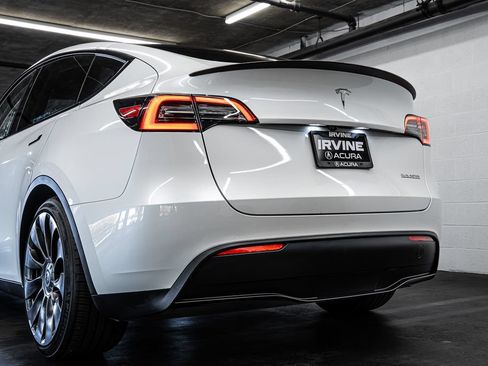 Used 2023 Tesla Model Y Performance AWD/4WD image 16