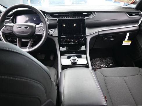 Used 2024 Jeep Grand Cherokee L Laredo image 37