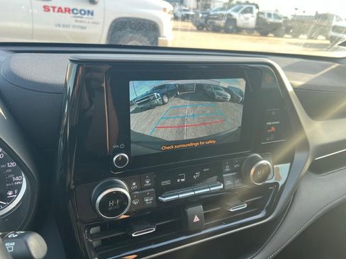 Used 2024 Toyota Highlander LE AWD/4WD image 15